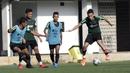 Pemain Timnas Indonesia U-22, Egy Maulana Vikri, berebut bola saat internal game di Lapangan C, Senayan, Jakarta, Selasa (19/11). Timnas U-22 terus matangkan skema permainan lewat internal game. (Bola.com/Yoppy Renato)