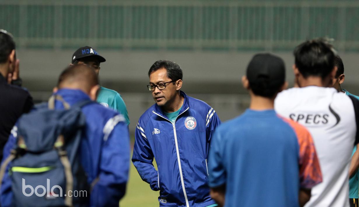 Pelatih Arema FC, Aji Santoso memberikan arahan sebelum memimpin sesi latihan Singo Edan jelang menghadapi Pusamania Borneo FC pada Babak Final Piala Presiden 2017 di Stadion Pakansari, Bogor, Jumat (10/3/2017). (Bola.com/Nicklas Hanoatubun)