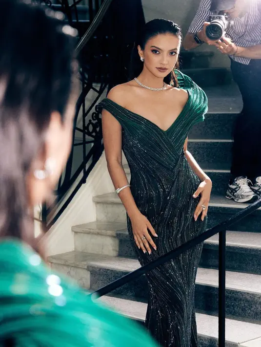 Raline Shah dengan makeup bold, membuat dirinya tampil memesona. Dengan gaun berwarna hijau bersiluet dramatis, rambutnya ditata dengan wet look dengan makeup bernuansa kecokelatan dan smokey eyes. Foto: Instagram.