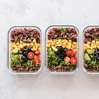 ilustrasi makanan sehat dan beras merah | unsplash.com/@ellaolsson