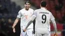 Pemain Bayern Munchen Javi Martinez (kiri) saat rekan setimnya Robert Lewandowski (kanan) mencetak gol ke gawang RB Salzburg pada pertandingan Grup A Liga Champions di Salzburg, Austria, Selasa (3/11/2020). Bayern Munchen menang 6-2. (AP Photo/Andreas Schaad)