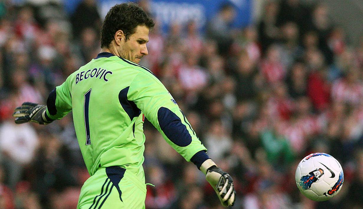 9.Asmir Begovic - Mantan kiper Stoke yang kini membela Chelsea. Meski hanya pilihan kedua di The Blues namun sejak Januari 2015 dirinya sudah berhasil tujuh kali menjaga gawangnya dari kebobolan. (EPA/Lindsey Parnaby)