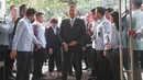 Kepala Badan Gizi Nasional (BGN) Sudaryono disambut disambut jajaran pejabat BGN saat tiba di Gedung BGN, Jakarta, Rabu (22/07/2026).