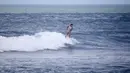 Atlet Surfing Timnas Indonesia, Kya Jo Heuer, beraksi saat sesi latihan jelang Asian Games 2026 Aichi-Nagoya di Pantai Berawa, Kuta Utara, Bali, Selasa (15/9/2026). Latihan tersebut menjadi bagian dari persiapan Kya sebelum tampil membela Indonesia di Asian Games 2026. (Bola.com/Alit Binawan)