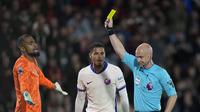 Kiper Chelsea, Robert Sanchez, mendapatkan kartu kuning dari wasit Anthony Taylor dalam laga kontra Bournemouth di Vitality Stadium dalam pertandingan pekan keempat Premier League, Minggu (15/9/2024) dini hari WIB. (AP Photo/Alastair Grant)