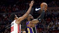 Pebasket Los Angeles Lakers, LeBron James, berusaha memasukan bola saat melawan Portland Trail Blazers di Moda Center, Sabtu 928/12). LA Lakers menang 128-120 atas Portland Trail Blazers. (AP/Craig Mitchelldyer)