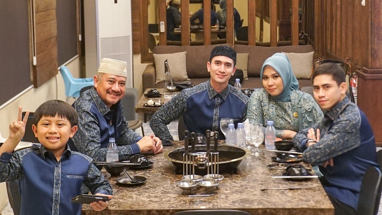 Momen Verrell Bramasta Hadiri Acara Pelantikan Ibu Sambung Sebagai Anggota DPRD