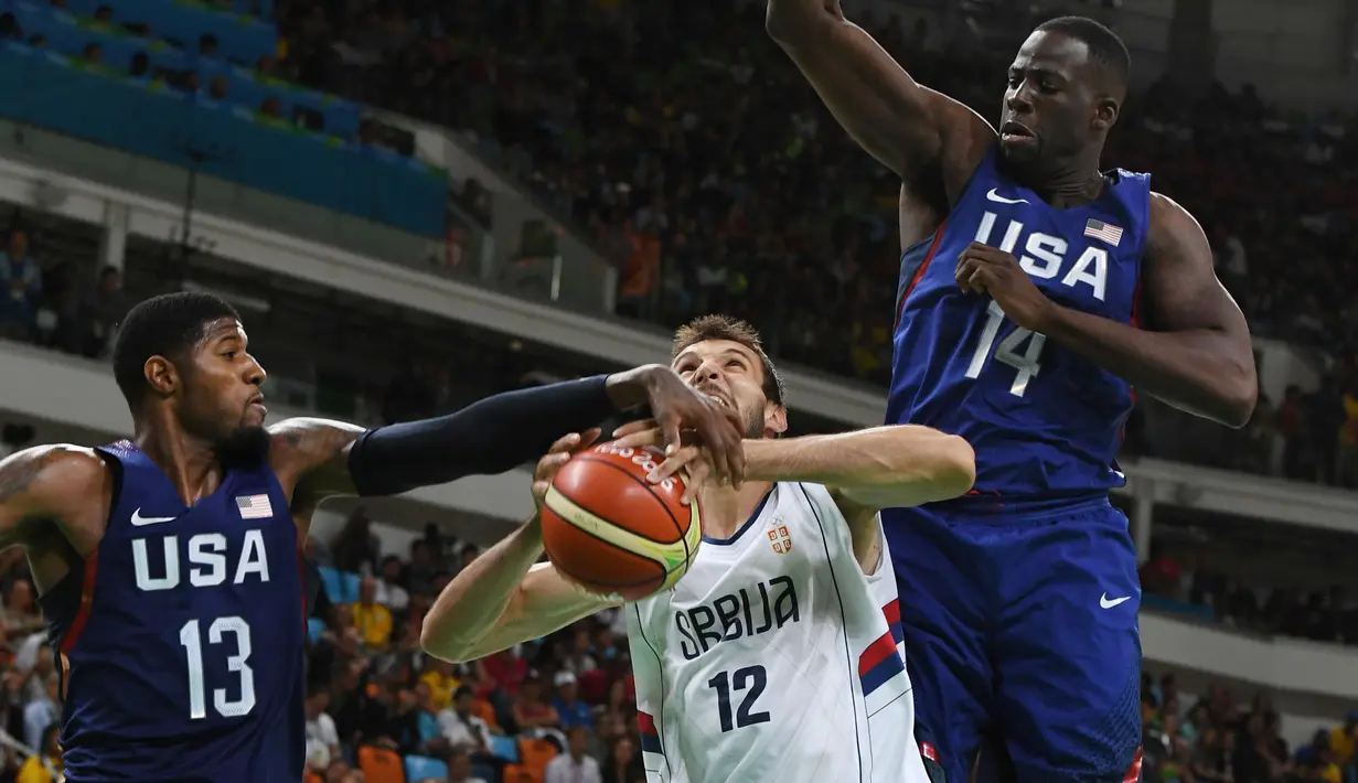 Pemain Serbia, Stefan Bircevic (tengah) dihadang dua pemain Amerika Serikat pada final Basketball Olimpiade Rio 2016 di  Carioca Arena 1,  Rio de Janeiro,(22/8/2016) dini hari WIB. (AFP/Mark Ralston)