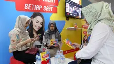 Pengunjung mencoba layanan Internet GIG by Indosat Ooredoo di Senayan City Jakarta, Jumat (8/3). GIG merupakan layanan fiber-to-the-home (FTTH), yang menyediakan akses internet menggunakan media fiber optik. (Liputan6.com/Fery Pradolo)