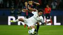 Pemain Real Madrid, Marcelo, berebut bola dengan pemain PSG, Marquinhos di lanjutan Grup A Liga Champions di Stadion Parc des Princes, Paris, Prancis, Kamis (22/10/2015) dini hari WIB. (Reuters/Benoit Tessier)