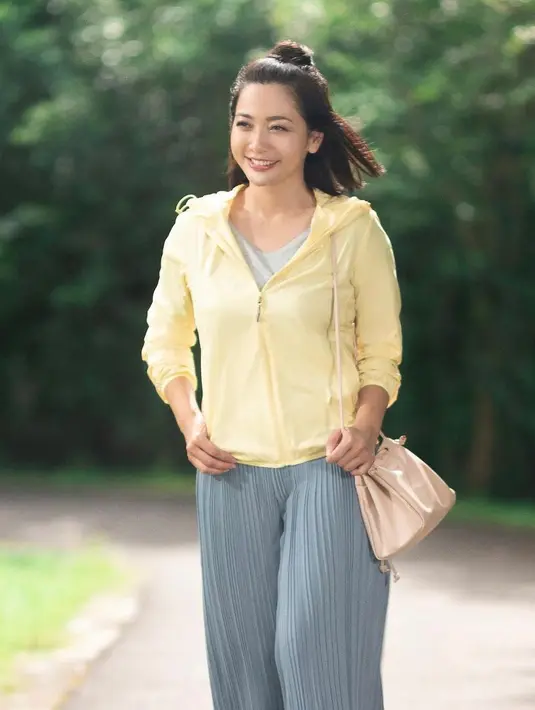 <p>Jacket berwarna kuning dan celana plisket sangat cocok untuk dipadu padankan.&nbsp;(instagram/hestipurwadinata)</p>