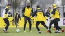 Gaya Usain Bolt saat saat berlatih umpan pendek berama para pemain Borussia Dortmund di Dortmund, Jerman, (23/3/2018). Bolt pensiun dari dunia atletik usai Kejuaraan Dunia 2017. (Guido Kirchner/dpa via AP)