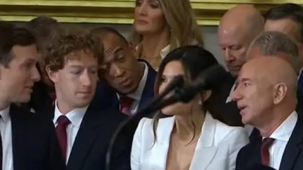 Mark Zuckerberg melirik singkat ke arah dada Lauren Sanchez, tunangan Jeff Bezos. (dok. X @CNviolations)