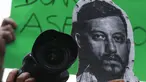 Seorang  memegang kamera dan foto Ruben Espinosa Ruben saat menggelar protes di monumen Kemerdekaan di Mexico City, Meksiko, Minggu (2/8/2015).   Ruben Espinosa adalah seorang wartawan investigasi untuk majalah Proceso. (REUTERS/Henry Romero)