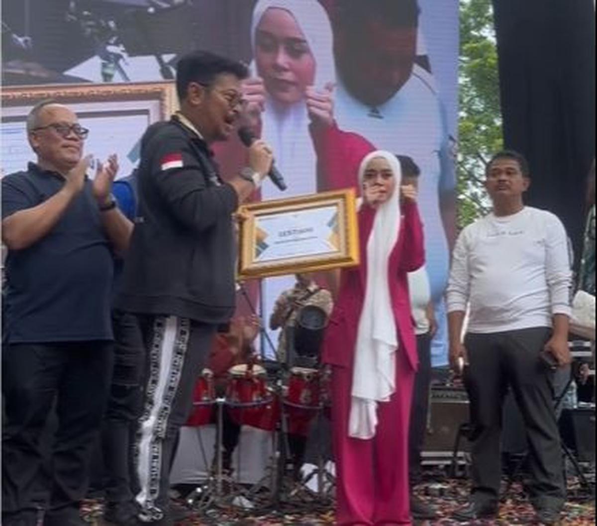"Ini penghargaan negara, ini golden sertifikat tertinggi atas nama Kementerian Pertanian kepada Lesti menjadi Duta Petani Milenial," kata Menteri SYL dikutip Minggu (24/9).