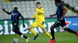 Gelandang Borussia Dortmund, Thomas Meunier, berebut bola dengan gelandang Club Brugge, Krepin Diatta, pada laga lanjutan Liga Champions di Jan Breydel Stadion, Kamis (5/11/2020) dini hari WIB. Borussia Dortmund menang 3-0 atas Club Brugge. (AP Photo/ Francisco Seco)