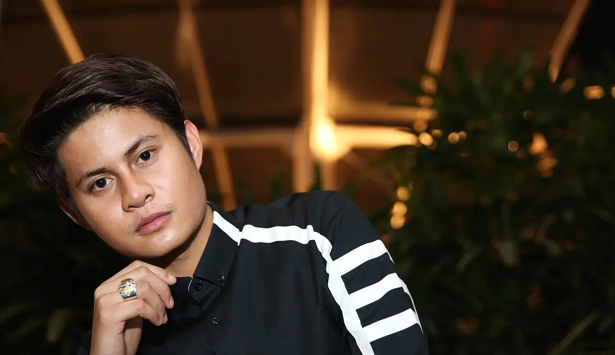 Masih ditempat yang sama, Esal juga membantah ketika dirinya dituding gadaikan agama demi popularitasnya. Seperti diketahui, pelantun lagu Masih Adakah Cinta itu belum lama ini memutuskan menjadi mualaf. (Bambang E. Ros/Bintang.com) 