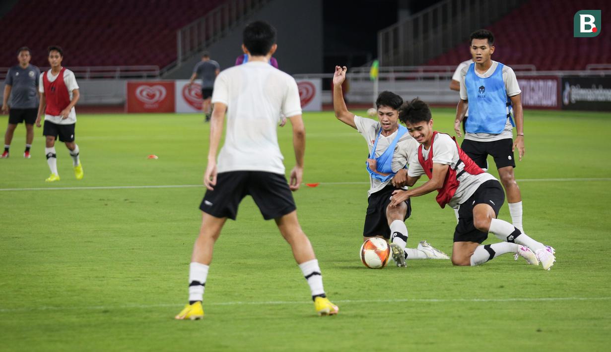 Sejumlah pemain Timnas Indonesia U-22 melakukan latihan resmi menjelang pertandingan uji coba internasional melawan Timnas Lebanon U-22 di Stadion Utama Gelora Bung Karno (SUGBK), Senayan, Jakarta, Kamis (13/04/2023). Laga tersebut rencananya akan berlangsung pada Jumat (14/04/2023) sebagai bagian dari persiapan SEA Games 2023 di Kamboja. (Bola.com/Bagaskara Lazuardi)