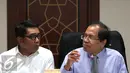 Menko Kemaritiman, Rizal Ramli berbincang dengan Wali Kota Bandung Ridwan Kamil saat rapat di Jakarta, Selasa (24/11). Rapat membahas pembuatan tol dalam Kota Bandung untuk mengurangi kemacetan di kota tersebut. (Liputan6.com/Angga Yuniar)