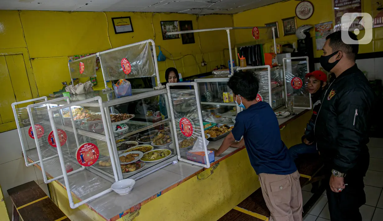 Penjual melayani pembeli di warteg kawasan Jakarta, Rabu (27/1/2021). Komunitas Warteg Nusantara (Kowantara) menyatakan, sekitar 50 persen atau 20.000 unit warteg di Jabodetabek akan gulung tikar tahun ini disebabkan tidak mampu membayar atau memperpanjang sewa tempat. (Liputan6.com/Faizal Fanani)