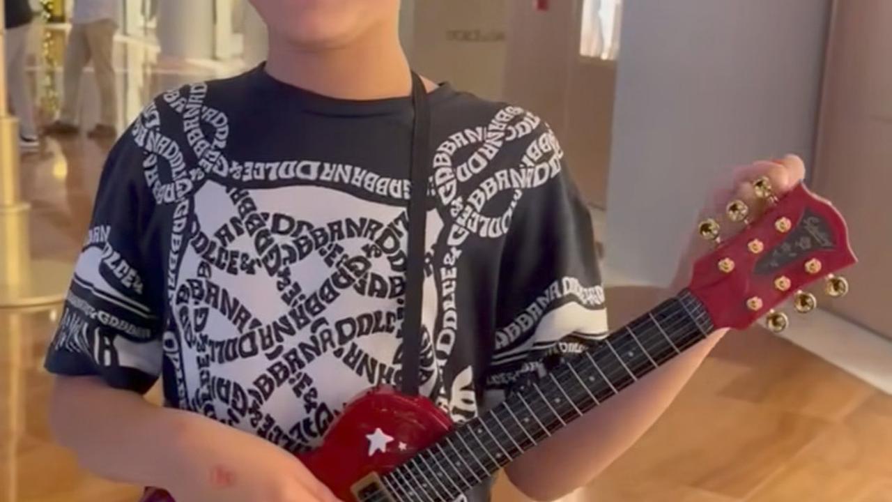 Potret Menggemaskan Rafathar Main Gitar Mungil Bergaya Bak Sang Kakek Gideon Tengker: Udah Mirip Belum?