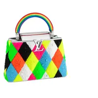 Kreasi tak terbatas para seniman mendandani tas ikonis Louis Vuitton tas Capucines. [Louis Vuitton]