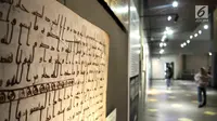 Salah satu koleksi mushaf Alquran yang dipamerkan di Museum Bayt Al-Quran, Jakarta, Minggu (19/5/2019). Bayt Al-Quran menampilkan sejarah diturunkannya Alquran mulai dari diturunkannya kepada Nabi Muhammad SAW hingga digital. (merdeka.com/Iqbal Nugroho)