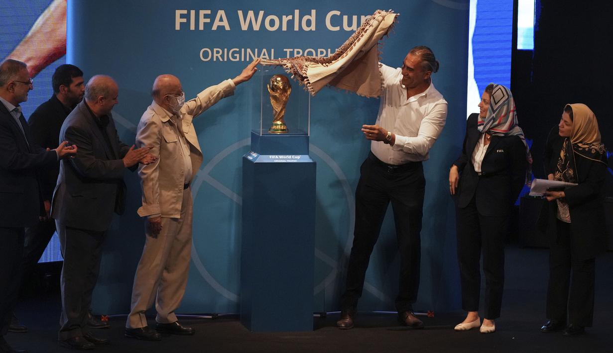 Acara yang berlangsung di Milad Tower Hall, Tehran tersebut dihadiri oleh para pesepak bola putra dan putri, bersama dengan ofisial federasi, termasuk Kepala Federasi Sepak Bola Iran, Mahdi Taj. (AP/Vahid Salemi)