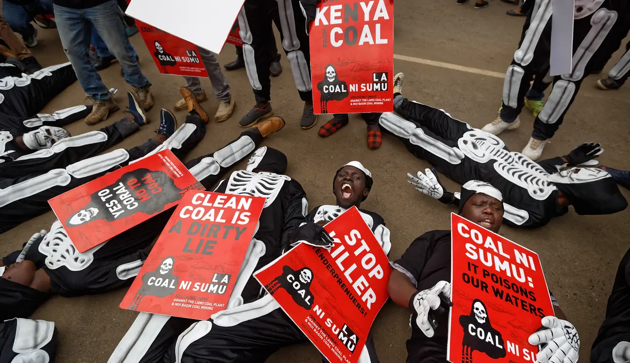 Aktivis lingkungan berdemonstrasi menentang rencana pemerintah untuk menambang batu bara dan membuka PLTU, Nairobi, Kenya, Selasa (5/6). Tambang batu bara akan dibuka di Kabupaten Lamu. (AP Photo/Ben Curtis)