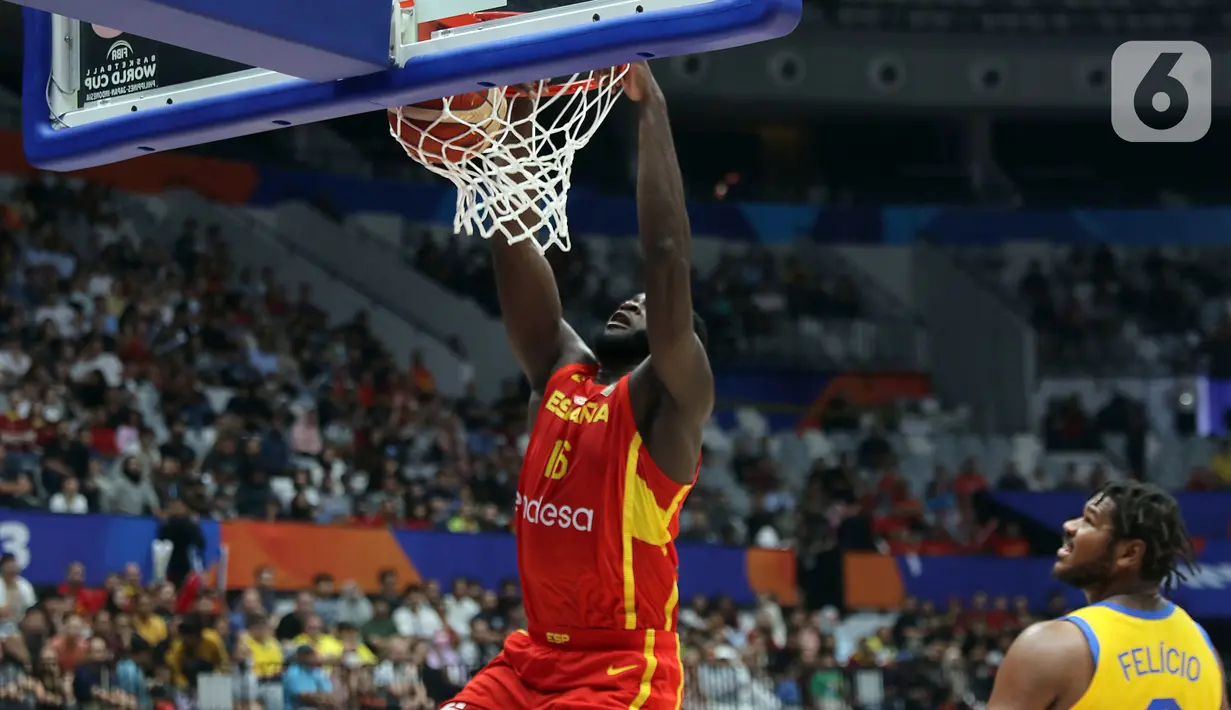 Pemain timnas basket Spanyol, Usman Garuba saat mencetak angka pada penyisihan Grup G FIBA World Cup 2023 melawan Brasil di Indonesia Arena, Gelora Bung Karno, Jakarta, Senin (28/8/2023). (Liputan6.com/Helmi Fithriansyah)