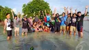 Para aktivis peduli lingkungan menanam mangrove penuh dengan keceriaan, Kepulauan Seribu, Jakarta Utara, Sabtu (3/5/2014) (Liputan6.com/Miftahul Hayat).