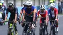Atlet ParaCycling, M Fadli Immamuddin (ketiga kiri) saat laga di nomor Mens C4 Road Race Asian Para Games 2018 di Sirkuit Sentul Bogor, Selasa (9/10). M Fadli menempati posisi keempat. (Liputan6.com/Helmi Fithriansyah)