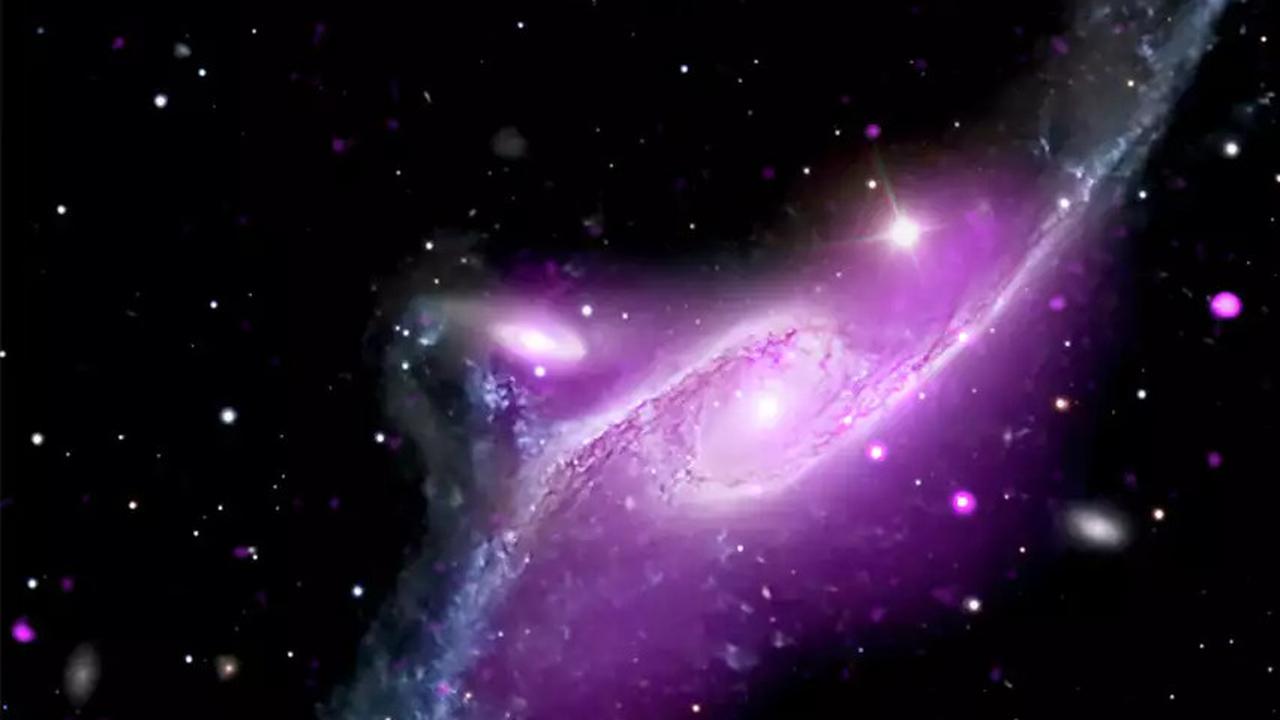 NASA Temukan Galaksi Baru Berbentuk Burung Merak dengan Cahaya Berwarna Ungu, Ini Wujudnya