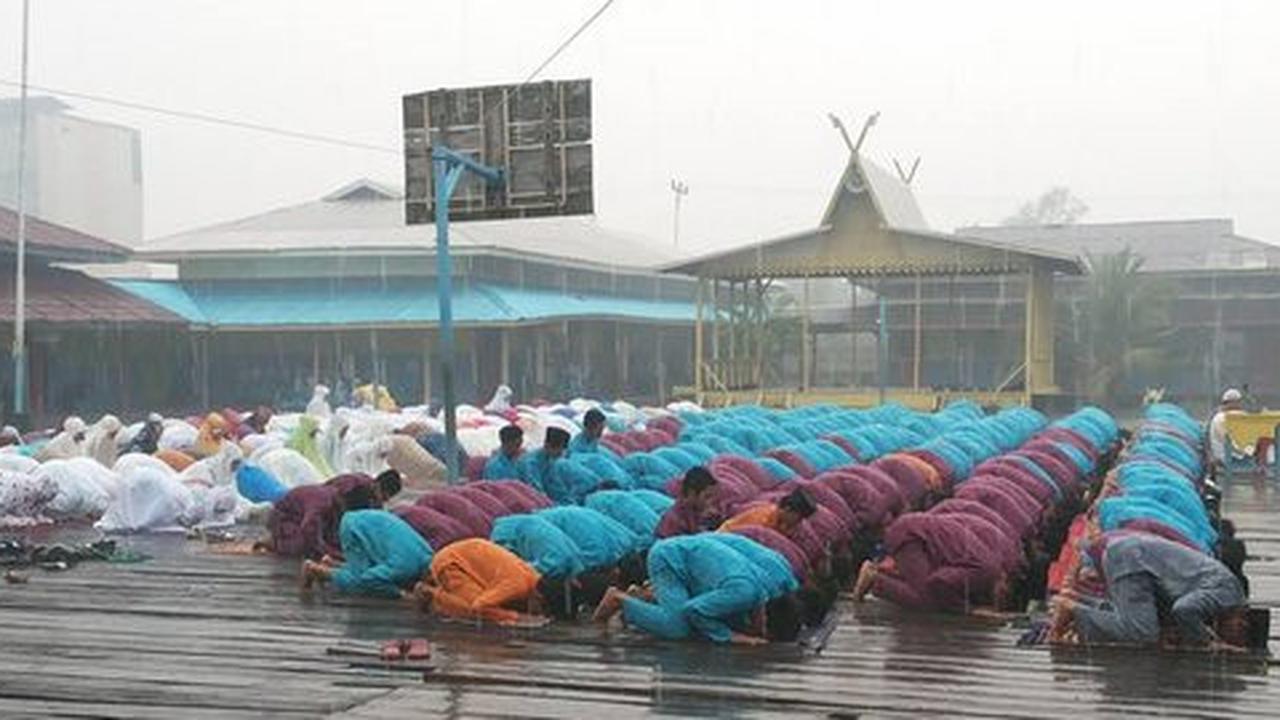 Hujan turun di tengah khusyuknya salat Istisqa di Riau