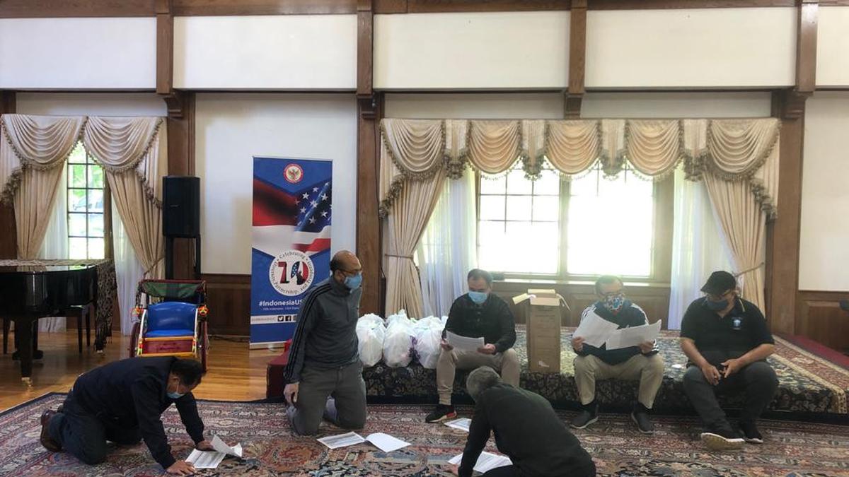 Bantu Cegah Penyebaran Corona COVID-19, KBRI DC Bagikan Ribuan Masker