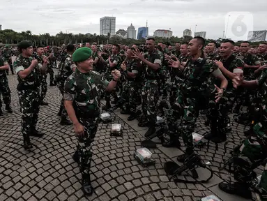 Kepala Staf Angkatan Darat (KSAD) Jenderal TNI Dudung Abdurachman (tengah) menyapa pasukan saat memimpin Apel Gelar Kesiapsiagaan TNI Angkatan Darat di Lapangan Monumen Nasional (Monas), Jakarta Pusat, Rabu (26/10/2022). Dalam apel tersebut KSAD menekankan enam hal yang harus menjadi perhatian khusus TNI AD. (Liputan6.com/Johan Tallo)