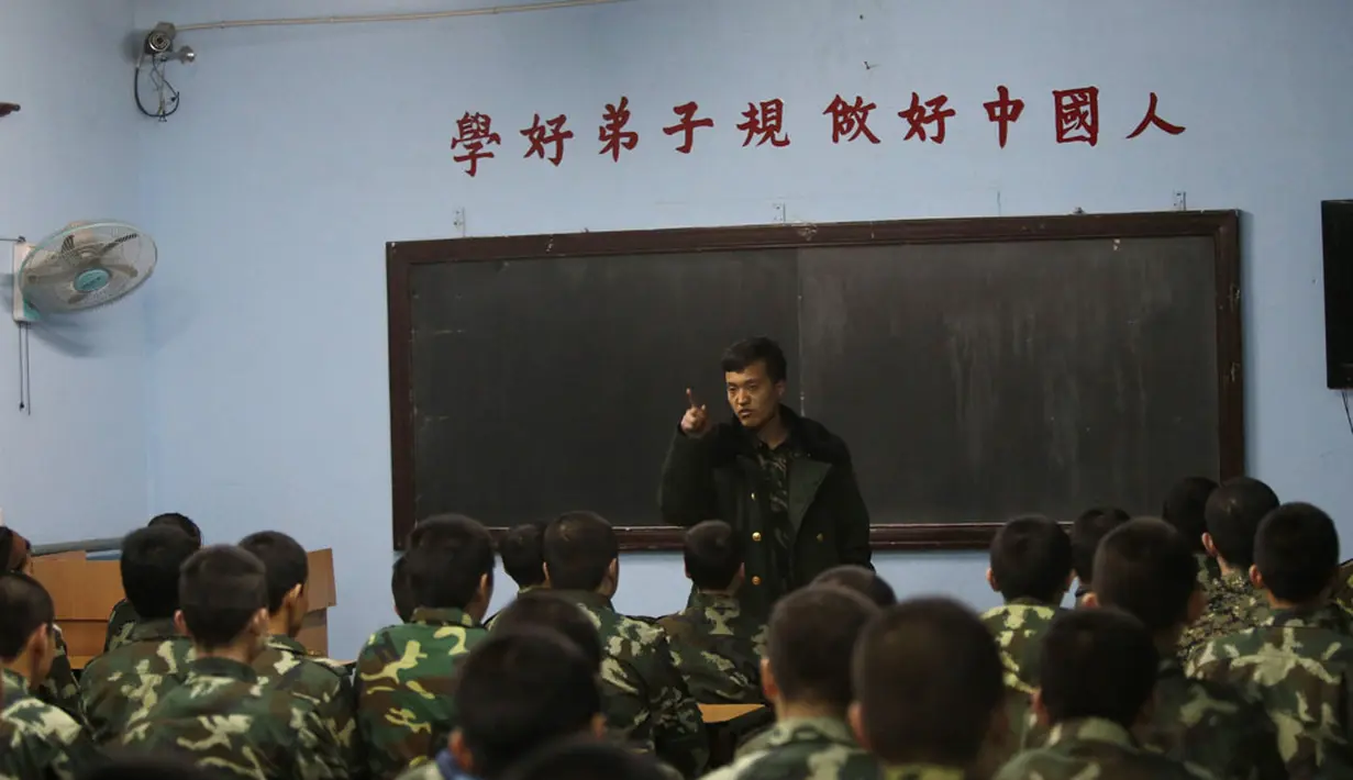 Mantan anggota militer Tiongkok menjadi instruktur pengajar untuk memberikan pelatihan pada para pecandu dunia maya di Pusat Pendidikan Qide, Beijing, 26/2/2014. (REUTERS/Kim Kyung-Hoon)