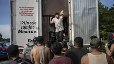Migran mengambil barang-barang mereka setelah ditahan oleh otoritas imigrasi di Veracruz, Meksiko, Minggu, 23 Juli 2023. (AP Photo/Felix Marquez)