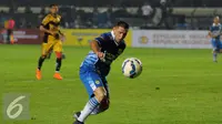 Pemain depan Persib, Juan Carlos Rodriguez Belencoso mencoba menahan bola saat laga melawan Mitra Kukar pada Turnamen Piala Bhayangkara di Stadion Si Jalak Harupat, Bandung, Kamis (17/3/2016). Laga berakhir imbang 1-1. (Liputan6.com/Helmi Fithriansyah)