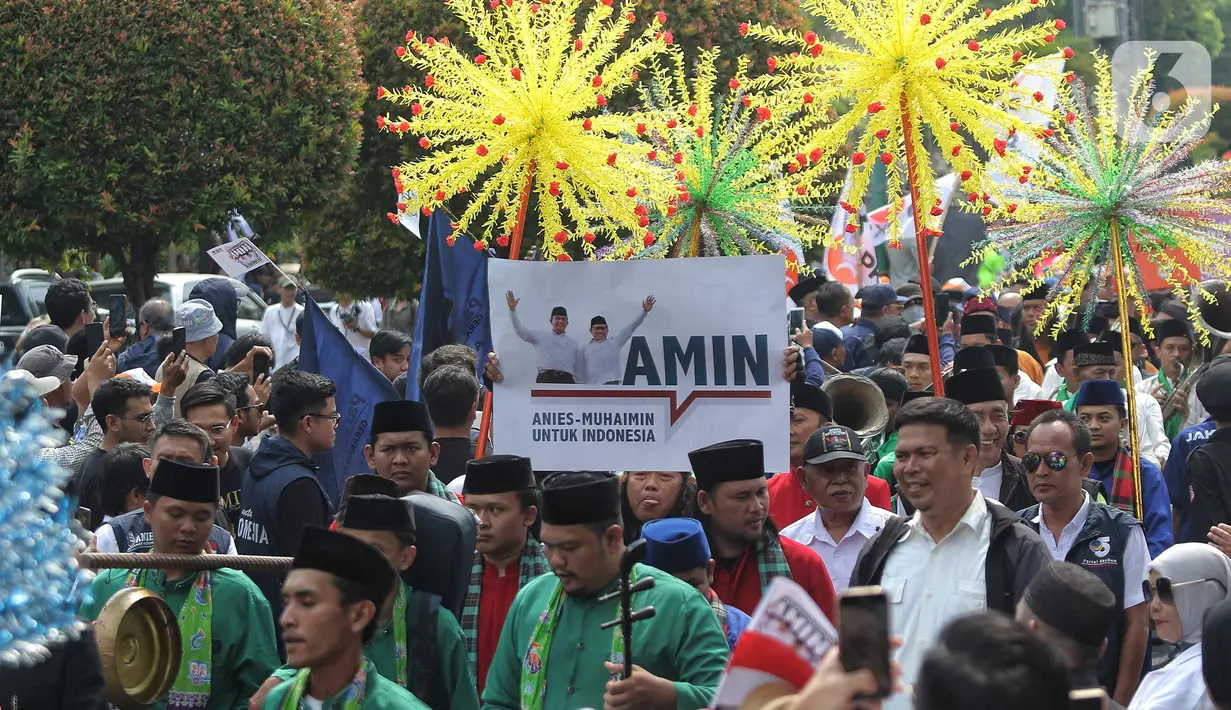 Ratusan simpatisan  dan relawan ikut serta dalam pawai yang mengantar Bakal calon presiden (bacapres) Anies Baswedan dan Bacawapres Muhaimin Iskandar menuju Gedung KPU di Jakarta, Kamis (19/10/2023). (Liputan6.com/Angga Yuniar)