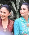 Gaya Yuni Shara dan Krisdayanti di Acara Tedak Siten Keponakannya (Sumber: Instagram/yunishara36)