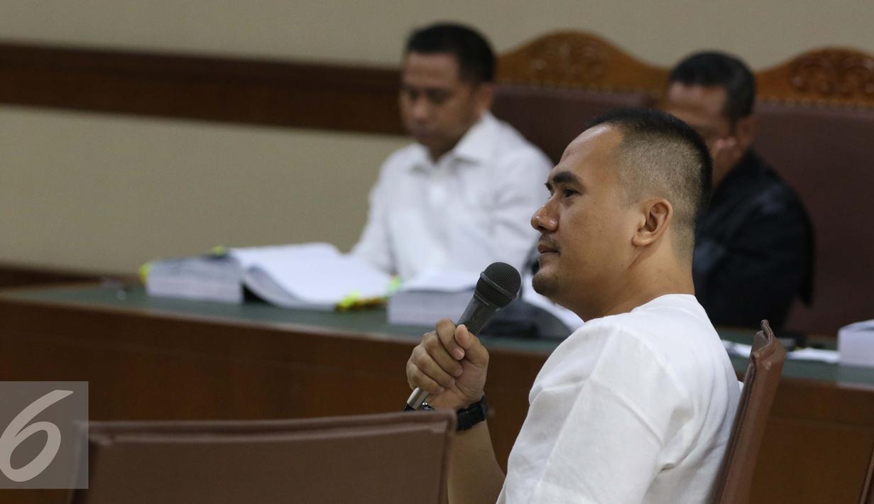 Saipul Jamil mendengarkan hakim ketua saat menjalani sidang di Pengadilan Tipikor, Jakarta, Senin (19/9). Saipul Jamil menjadi saksi terkait kasus suap panitera pengganti Pengadilan Negeri Jakarta Utara. (Liputan6.com/Helmi Afandi)