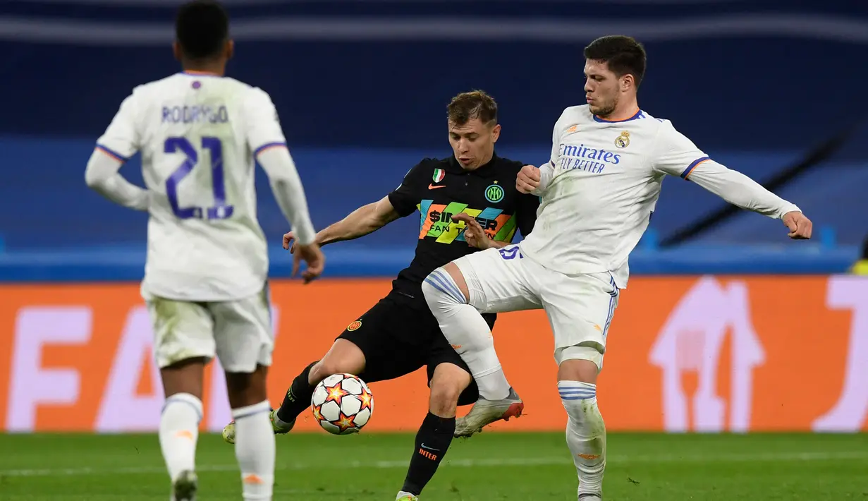 Di awal babak kedua, Inter Milan memperoleh peluang menyamakan skor. Tembakan Nicolo Barella masih melambung di atas mistar gawang Thibaut Courtois. (AFP/Oscar Del Pozo)