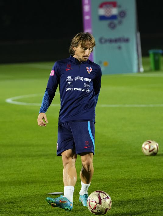 <p>Gelandang Kroasia, Luka Modric menendang bola saat sesi latihan timnas Kroasia di Piala Dunia 2022 di Doha, Minggu (11/12/2022). Kroasia dan Argentina bertemu sebanyak lima kali pada laga persahabatan dan Piala Dunia. (AP Photo/Petr David Josek)</p>