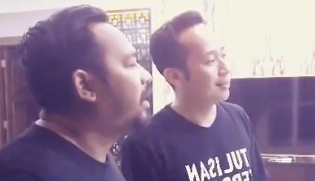 "Waktu itu Deni, di mobil ada sesuatu yang lucu ketawa tawa. Deni iseng, lempar koin (ke mulut) itu bener-bener gak bisa napas, ke tenggorokan. Nah deni juga panik," ujar Bedu. (YouTube/Kanal Beddu)