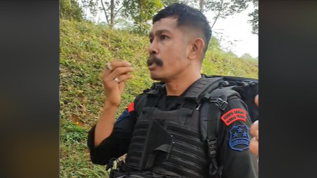 Anggota Brimob Berkumis
