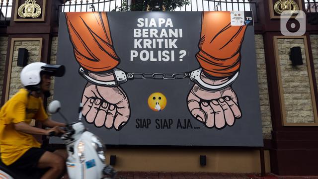 FOTO: Mural Kritik Polisi Bertebaran di Lapangan Bhayangkara Mabes Polri