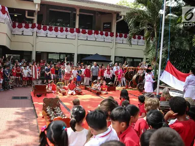 Siswa Jakarta Intercultutal School (JIS) menaikan bendera merah putih pada upacara bendera di Kampus JIS Pattimura, Jakarta, Rabu (16/8). Kegiatan tersebut dilakukan untuk memperingati Hari Proklamasi Kemerdekaan yang ke-72. (Liputan6.com/Faizal Fanani)