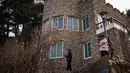 Pengunjung berdiri di luar vila yang dikenal sebagai Kastil Hwajinpodi di Pantai Hwajinpo, Korea Selatan, (19/2). Villa ini merupakan tempat liburan mendiang pendiri Korea Utara Kim Il Sung. (AP Photo/Jae C. Hong)