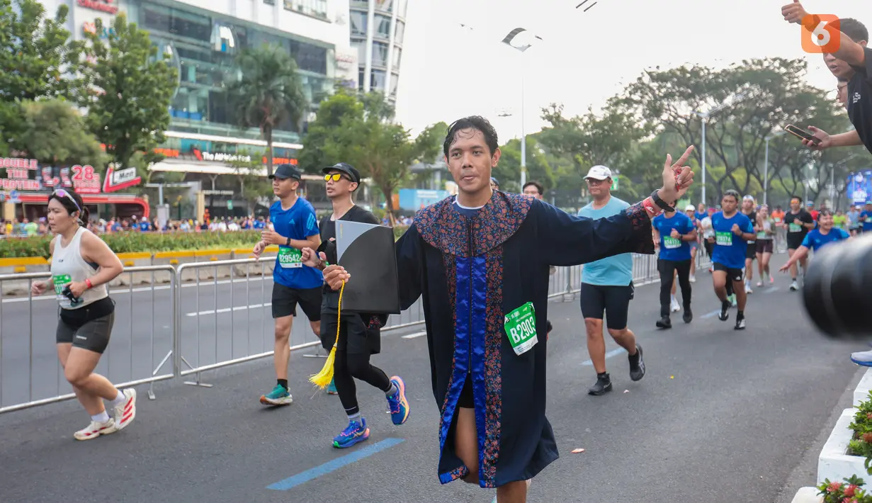 Seorang peserta mengenakan kostum unik saat mengikuti Jakarta Running Festival (JRF) 2026 di kawasan Jalan Jenderal Sudirman, Jakarta, Sabtu (24/10/2026). Beragam kostum nyentrik turut mencuri perhatian dan menambah kemeriahan ajang lari tersebut. (KLY/Budy Santoso)